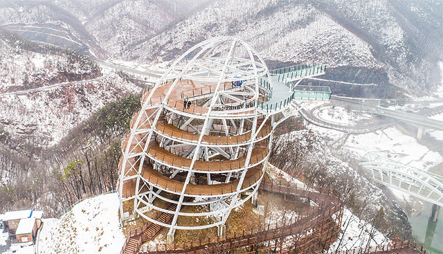 충북 단양군은 연간 관광객 1000만 명을 넘어서며 관광 부흥기를 맞고 있다. 사진은 전국적인 핫플레이스로 떠오른 만천하 스카이워크. 단양군 제공