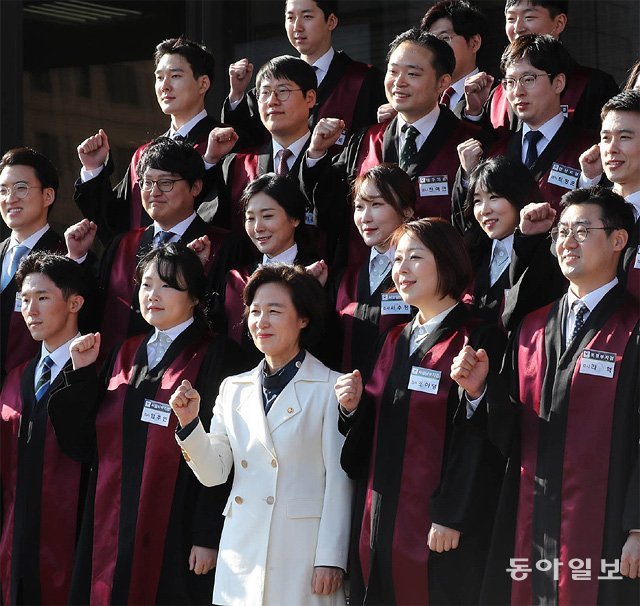 추미애 법무부 장관(앞줄 가운데)이 3일 임관식을 마친 신임 검사들과 함께 기념촬영을 하고 있다. 양회성 기자 yohan@donga.com