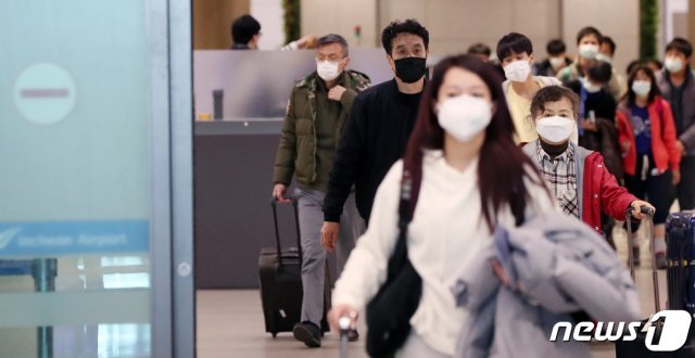 신종 코로나 바이러스 국내 확진자가 15명으로 늘어나 확산 우려가 커지고 있는 3일 오후 인천국제공항 제1터미널 입국장이 마스크를 쓴 인파로 붐비고 있다. 정부는 이날 ‘중국 전용 입국장’을 만들어 중국에서 들어오는 모든 내외국인을 대상으로 기내에서 작성한 국내 거주지와 연락처 정보를 확인한 뒤 입국을 허용하는 방안을 내 놓았다. © News1