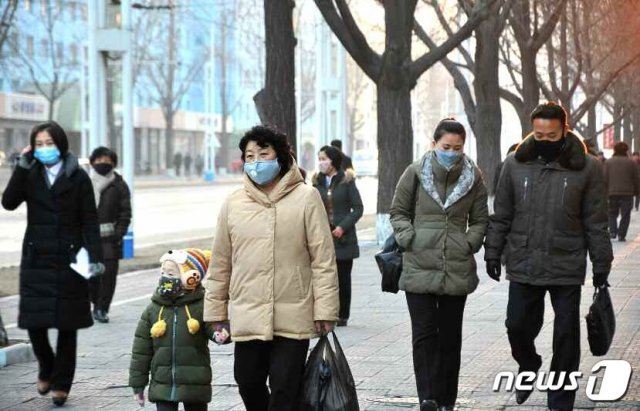 북한 노동당 기관지 노동신문은 3일 ‘신형 코로나비루스(바이러스) 감염증을 철저히 막자’는 제목의 특집기사를 싣고 마스크를 착용한 주민들의 모습을 공개했다. (평양 노동신문=뉴스1)