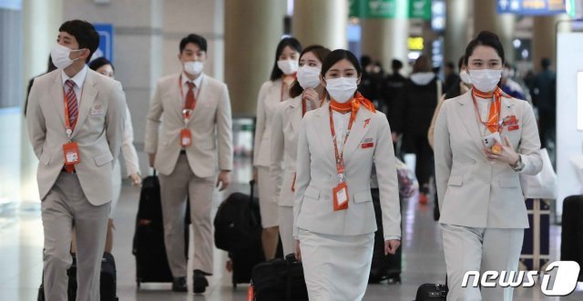 4일 인천국제공항 제1터미널 입국장에서 승무원들이 신종 코로나바이러스 감염증 확산을 예방하기 위해 마스크를 쓴 채 이동하고 있다. © News1