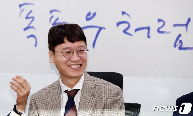 새로운보수당 인재영입 1호인 김웅 전 검사가 4일 서울 여의도 국회 의원회관에서 열린 환영식에서 유승민 보수재건 위원장의 소개를 받으며 환하게 웃고 있다. 2020.2.4/뉴스1 © News1