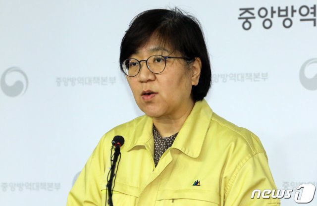 정은경 질병관리본부장이 3일 정부세종청사 보건복지부 브리핑실에서 신종 코로나바이러스 국내 발생 현황 브리핑을 하고 있다. 질병관리본부는 4일부터 신종 코로나바이러스 감염증 대응지침을 일부 변경해 적용한다고 밝혔다. 변경된 대응 지침에 따르면 확진환자 유증상기 2미터 이내 접촉이 이뤄진 사람, 확진환자가 폐쇄공간에서 마스크를 쓰지 않고 기침을 한 경우 같은 공간에 있었던 사람 등은 역학조사관의 판단을 거쳐 접촉자로 분류된다. 현재까지 확진 환자는 15명, 유증상자 61명은 검사가 진행중이다. 2020.2.3/뉴스1 © News1