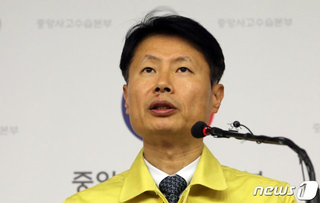 김강립 보건복지부 차관이 4일 정부세종청사 보건복지부 브리핑실에서 신종 코로나바이러스감염증 중앙사고수습본부 정례 브리핑을 하고 있다. 정부는 오늘 오전 0시부터 후베이성 발급여권을 소지한 중국인의 입국을 제한하고 관할 공관에서 발급한 기존 사증의 효력을 잠정 정지했다. 2020.2.4/뉴스1 © News1