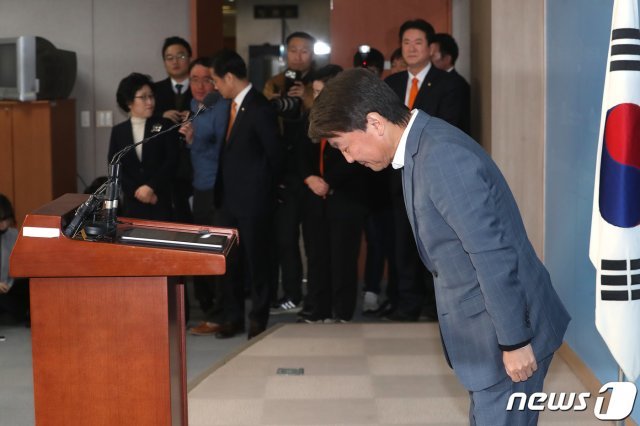 안철수 전 국민의당 대표가 4일 오전 서울 여의도 국회 정론관에서 ‘일하는 국회 개혁방안’을 발표하기 앞서 고개 숙여 인사하고 있다. 2020.2.4/뉴스1 © News1