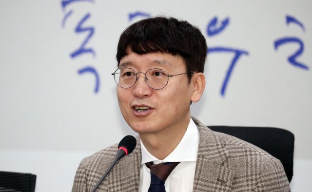 새로운보수당 인재영입 1호인 김웅 전 검사가 4일 서울 여의도 국회 의원회관에서 열린 환영식에서 인사말을 하고 있다. 사진=뉴스1