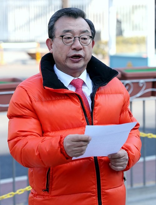 무소속 이정현 의원이 4일 오전 서울 청와대 앞에서 4.15총선 종로 출마를 선언하고 있다. 사진=뉴스1