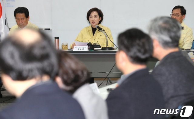 유은혜 부총리 겸 교육부 장관이 지난달 29일 정부세종청사 교육부에서 신종 코로나바이러스 감염증 대응을 위한 대학·전문대학 학생처장 및 국제교류처장 협의회에서 모두발언을 하고 있는 모습. © News1