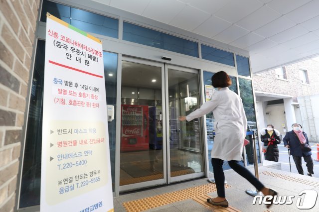 4일 오후 16번째 신종 코로나바이러스 감염증 확진자가 격리 중인 광주 동구 전남대학교병원 한 건물로 병원 관계자가 들어서고 있다. 16번째 환자(42·여)는 앞서 태국 여행을 다녀온 뒤 이날 오전 바이러스 검사에서 ‘양성’ 판정을 받았다. 이에 따라 이 환자는 중국 우한시가 아닌 제3국에서 입국해 확진을 받은 두 번째 사례가 됐다. 2020.2.4/뉴스1 © News1