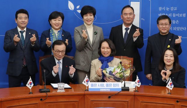 이해찬 더불어민주당 대표가 4일 오전 서울 여의도 국회에서 열린 인재영입 발표식에서 인재영입 16호로 영입된 원옥금 주한 베트남 교민회 회장 및 참석자들과 기념촬영을 하고 있다. 사진=뉴스1