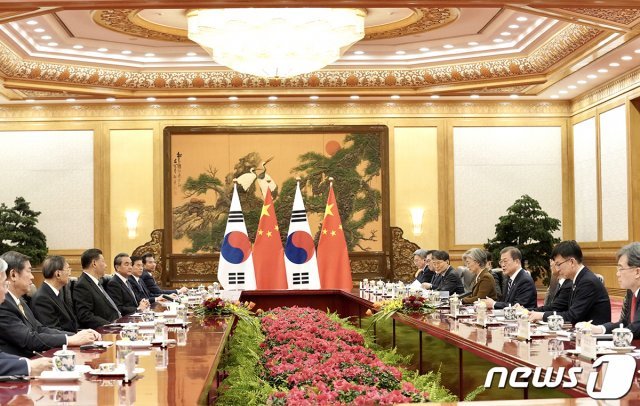 문재인 대통령이 지난해 중국 베이징 인민대회당에서 시진핑 중국 국가주석과 정상회담을 하고 있다. (청와대 제공) 2019.12.24/뉴스1