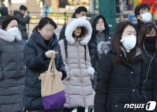 절기상 봄을 알리는 입춘(立春)인 4일 오전 서울 광화문네거리에서 두꺼운 옷을 입은 시민들이 출근하고 있다. 기상청은 추위가 내일 절정에 달하며 서울 아침 기온이 –11도까지 떨어지고 체감온도는 –20도에 달할 것으로 내다봤다. © News1