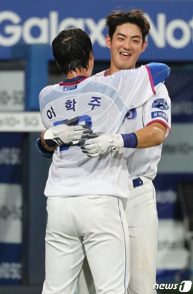끝내기 홈런을 터뜨린 삼성 라이온즈 이학주가 팀 동료 구자욱을 끌어안으며 기뻐하고 있다. /뉴스1 © News1