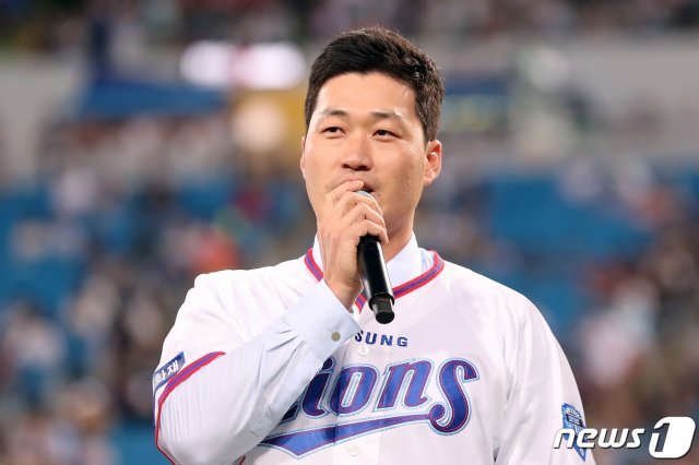 삼성 라이온즈 오승환이 대구 팬들에게 복귀 인사를 하고 있다. /뉴스1 © News1