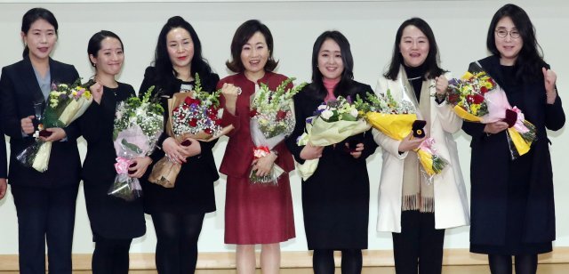 자유한국당 인재영입 9번째인 전주혜 변호사 등 여성법조인 7인이 4일 서울 여의도 국회 의원회관에서 열린 환영식에서 파이팅을 외치고 있다. 사진=뉴스1