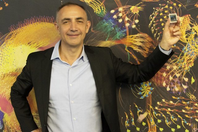 그래프코어 총괄 부사장 파브리스 모이잔이 콜로서스 IPU를 소개하고 있다.(출처=IT동아)