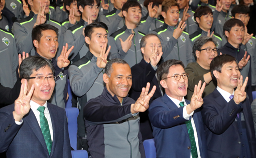 신종 코로나 바이러스 여파가 국내 축구계에도 미치고 있다. 2020시즌 K리그 개막이 다가오고 있는 가운데, 각 구단은 예방에 온
 신경을 집중하는 상태다. 연례행사처럼 진행된 출정식도 올해는 열리지 않을 전망이다. 사진은 2019시즌 개막을 앞두고 열린 전북
 현대의 출정식 모습. 사진제공｜전북 현대