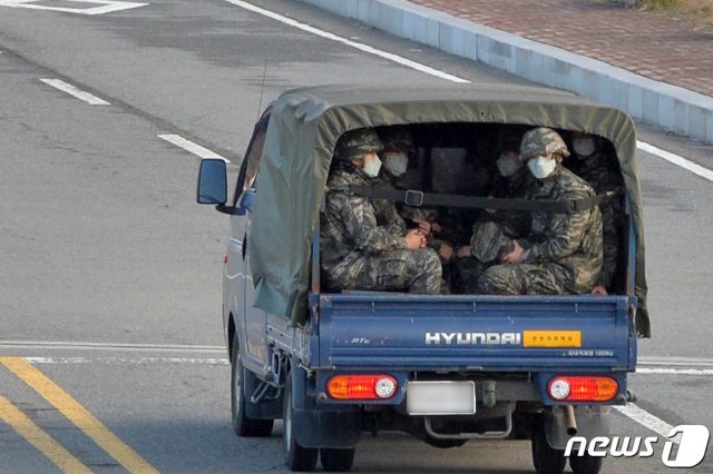 신종코로나바이러스 위기 단계가 경계로 격상된 30일 오전 경북 포항에 주둔 중인 해병대 1사단 장병들이 마스크를 착용한 채 이동하고 있다. 2020.1.30/뉴스1 © News1