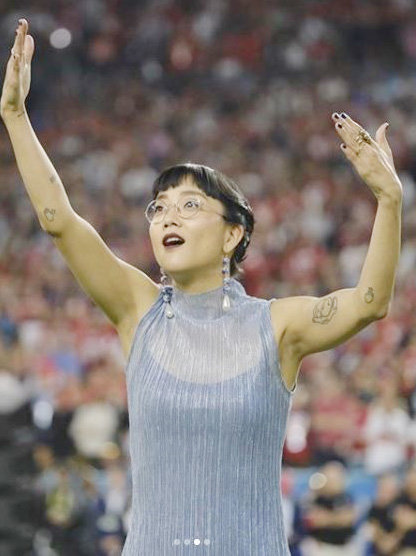 2일 미국 플로리다주 마이애미 하드록 스타디움에서 열린 ‘슈퍼볼’ 개막식에서 한국계 청각장애인 예술가 크리스틴 선 김 씨가 수화로 공연을 하고 있다. 크리스틴 선 김 씨 인스타그램(@chrisunkim)