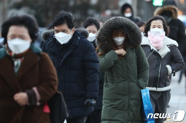 서울의 기온이 영하 12도까지 떨어지며 한파가 기승을 부린 5일 오전 서울 세종대로 사거리에서 시민들이 출근길 발걸음을 재촉하고 있다. © News1