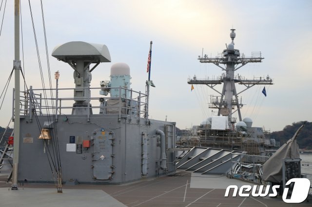 지난달 26일 일본 요코스카 해군기지에 미 해군 전력의 핵심인 7함대사령부의 지휘함인 ‘블루릿지함’이 정박해 있다. 2018.12.3/뉴스1 © News1 © News1