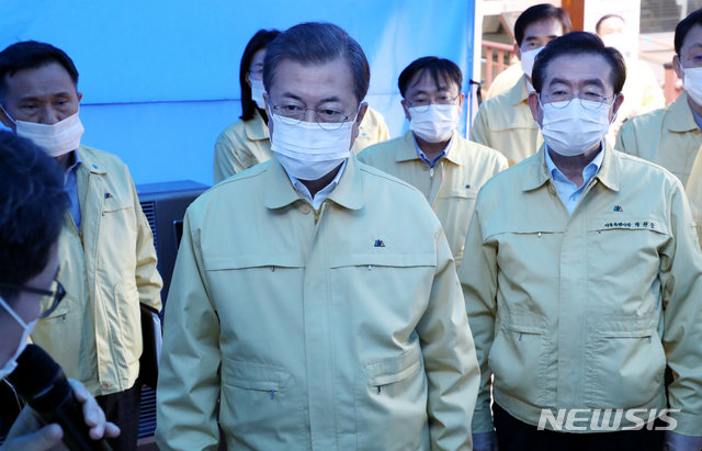 신종 코로나바이러스 감염증(우한폐렴) 현장 점검에 나선 문재인 대통령이 5일 오전 서울 성동구보건소를 찾아 선별진료소 앞 텐트에서 김경희 보건소장으로부터 대응체계 보고를 듣고 있다. [서울=뉴시스]