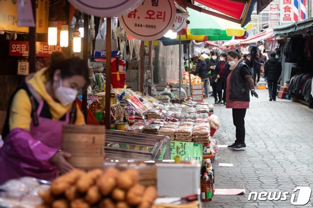 우한 폐렴(신종 코로나바이러스 감염증) 불안감이 확산되고 있는 30일 서울 영등포구 대림중앙시장에서 상인들이 마스크를 착용하고 있다.© News1