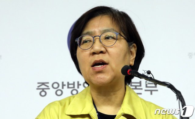 정은경 질병관리본부장이 4일 정부세종청사 보건복지부 브리핑실에서 신종 코로나바이러스 국내 발생 현황 브리핑을 하고 있다. 오늘 오전 10시 기준으로 16명은 확진, 462명은 검사 음성으로 격리해제, 129명은 검사가 진행 중이라고 밝혔다. 이어 바이러스의 지역사회 확산 방지 및 조기 진단을 위해 질본이 개발한 진단검사법을 이르면 7일부터 주요 의료기관에서 시행할 수 있도록 할 계획이라고 밝혔다. 2020.2.4/뉴스1 © News1