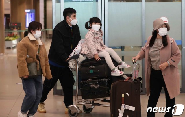 4일 인천국제공항 제1터미널에 중국에서 온 관광객들이 입국하고 있다. 2020.2.4/뉴스1 © News1