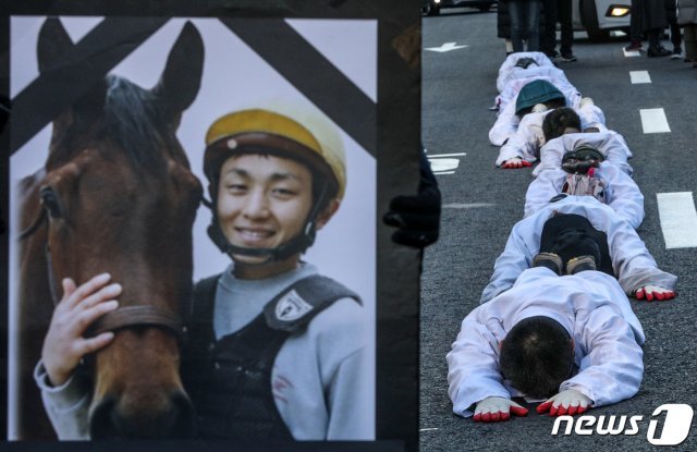 지난 1월21일 오전 서울 용산구 서울역 앞 도로에서 한국마사회 고 문중원 기수 죽음의 진상규명과 책임자 처벌을 위한 시민대책위원회와 유가족들이 책임자 처벌 등 문제해결을 촉구하며 청와대를 향해 오체투지를 하고 있다. 2020.1.21/뉴스1 © News1