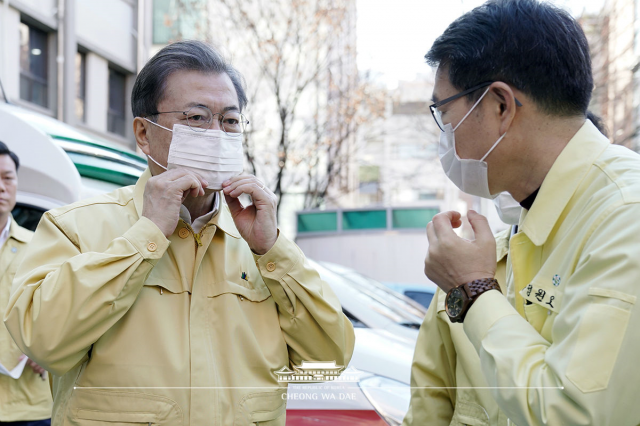 문재인 대통령이 5일 오전 신종 코로나바이러스 감염증 대응을 위해 서울 성동구 보건소를 방문해 마스크를 쓰고 있다. 사진=청와대 제공