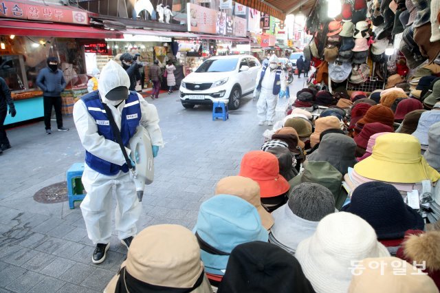 영하 10도가 넘는 날씨에도 불구 방역봉사단원들은 남대문 시장 곳곳에서 방역 작업을 펼쳤다.