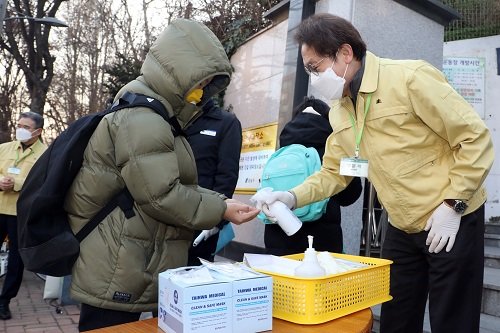 조희연 서울시교육감이 3일 오전 서울 강남구 한 초등학교에서 신종 코로나바이러스 감염증(우한폐렴) 관련 현장 점검을 하고 있다. 사진=뉴스1