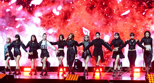 그룹 이달의소녀가 5일 서울 광진구 광장동 예스24 라이브홀에서 두 번째 미니앨범 ‘해시(#)’를 선보이는 쇼케이스를 열어 공연을 펼치고 있다. 주현희 기자 teth1147@donga.com