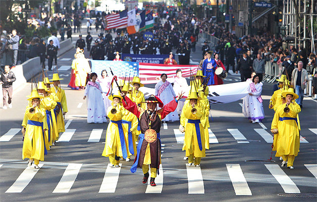 지난해 10월 5일 ‘세계 한인의 날’을 기념해 뉴욕 맨해튼 32번가 코리아타운 근처에서 진행된 ‘코리안 퍼레이드’에서 취타대가 행렬을 이끌고 지나가고 있다. 뉴욕한인회 제공