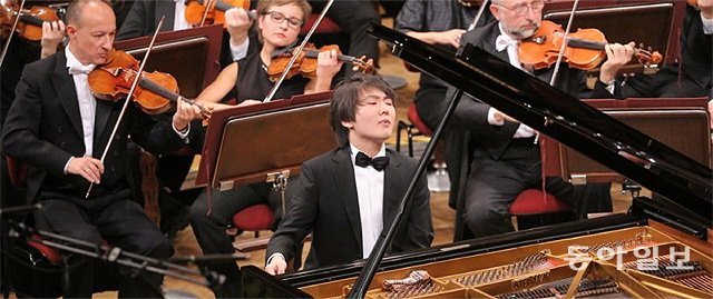 2015년 쇼팽 콩쿠르 결선에서 조성진이 쇼팽의 피아노협주곡 1번을 바르샤바 필하모닉 오케스트라와 협연하고 있다. 동아일보DB