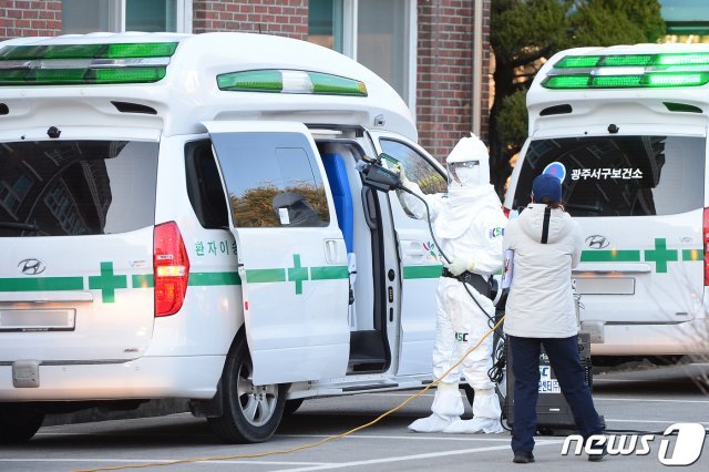 5일 오후 신종 코로나바이러스 감염증 16·18번 확진자가 머물렀던 광주21세기병원 입원환자 중 확진자들과 접촉이 없었던 것으로 확인된 20여명여 광주 소방학교로 이송됐다. 방역당국 관계자가 입원환자를 이송한 구급차를 소독하고 있다. 2020.2.5/뉴스1 확진자들과 접촉이 없었던 광주21세기병원 입원자 중 23명이 소방학교 격리를 택했고, 나머지 30여명은 자가격리를 택한 것으로 알려졌다. 2020.2.5/뉴스1 ⓒ News1