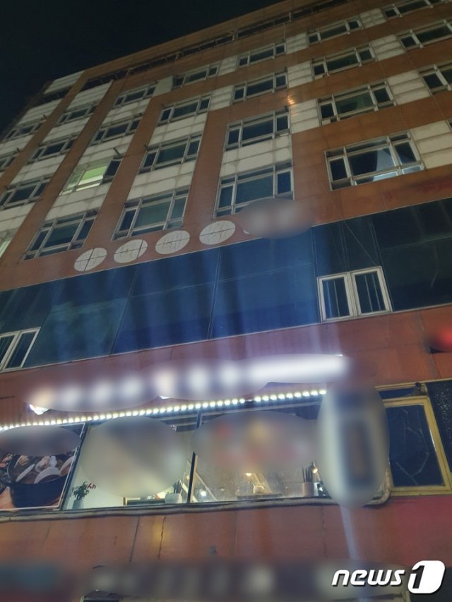 5일 오후 7시 30분쯤 김포시 사우동 시청사 인근 오피스텔 건물에서 30대 남성이 추락해 숨지는 사고가 발생했다. (독자제공)© News1