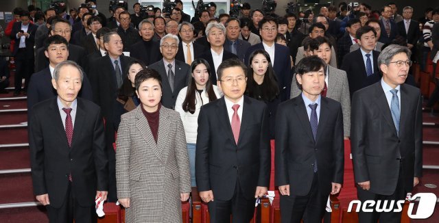 박형준 혁신통합추진위원회 위원장(오른쪽부터), 하태경 새로운보수당 책임대표, 황교안 자유한국당 대표, 이언주 미래를향한전진4.0(전진당) 대표, 장기표 국민의소리 창당 준비위원장이 지난달 31일 오후 서울 여의도 국회 의원회관에서 열린 혁신통합추진위원회 1차 대국민보고대회에 참석해 애국가를 부르고 있다. © News1