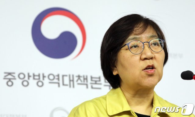 정은경 질병관리본부장이 5일 정부세종청사 보건복지부 브리핑실에서 신종 코로나바이러스 국내 발생 현황 브리핑을 하고 있다. 질병관리본부는 오늘 오전 9시 기준으로 2명의 추가 확진환자가 발생했다고 밝혔다. 17번째 환자 싱가포르 방문 중 말레이시아 확진자에게 감염된 것으로 판단되며 18번째 환자는 16번째 확진자의 딸로 격리 중 실시한 검사 결과 양성으로 확인됐다고 설명했다. 이와 함께 2번 환자는 2회 이상 검사 결과 음성으로 확인, 오늘 확진환자 중 처음으로 퇴원한다고 밝혔다. © News1