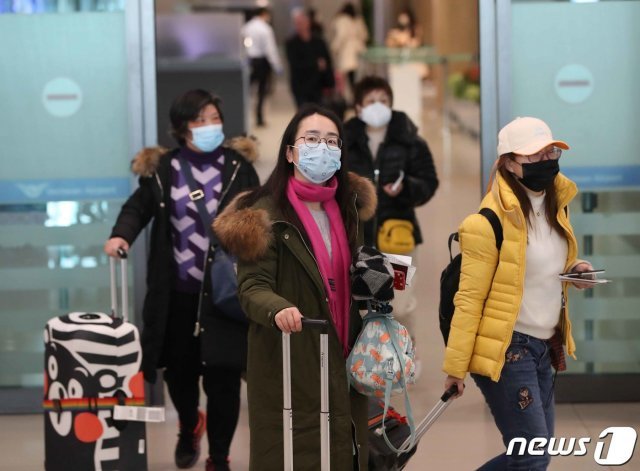4일 인천국제공항 제1터미널에 중국에서 온 관광객들이 입국하고 있다. © News1