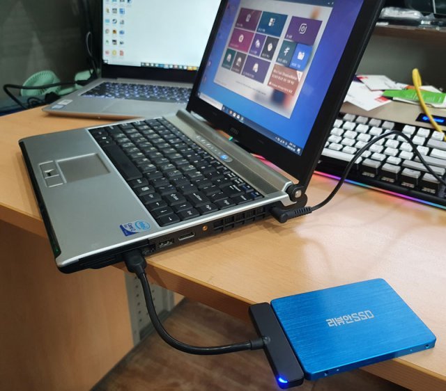 SATA-USB 변환 케이블로 새 SSD를 연결하고 미니툴 파티션 위저드로 데이터 복제 작업을 했다 (출처=IT동아)