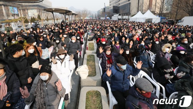 마스크를 착용한 문재인하야범국민투쟁본부 회원들이 지난 2일 서울 세종대로 광화문광장에서 열린 ‘대한민국 바로세우기 국민대회’에 참석하고 있다. © News1