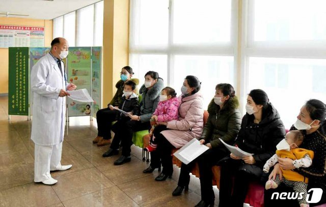 북한 노동당 기관지 노동신문은 7일 ‘신형 코로나비루스(바이러스) 감염증을 철저히 막자’라는 제목의 특집 기사를 싣고 당국이 벌이고 있는 방역 사업을 설명했다. 사진은 평양의학대학병원에서 마스크를 쓰고 있는 북한 주민들. 뉴스1
