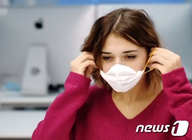 키친타올과 고무줄로 만든 간이 마스크를 착용하는 여성. <출처=유튜브 5-minute Crafts>