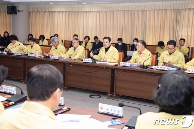 이용섭 광주시장이 7일 오전 시청 3층 중회의실에서 신종 코로나바이러스 지역 확산 방지대책 연석 회의를 주재하고 있다.  /© 뉴스1