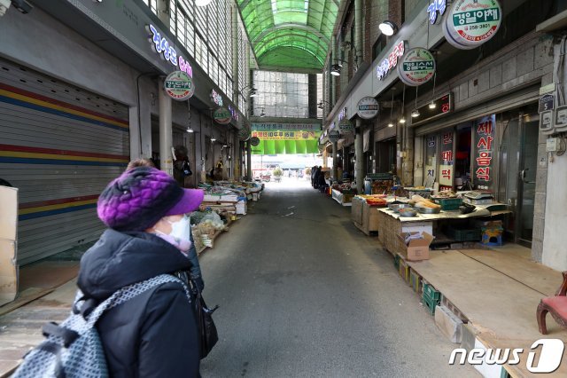 (수원=뉴스1) 7일 오후 경기도 수원시 팔달구 미나리광시장이 신종 코로나 바이러스의 여파로 다소 한산한 모습을 보이고 있다. 2020.2.7/뉴스1