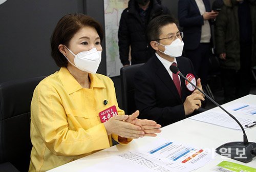 지난달 29일 오후 자유한국당 황교안 대표가 서초구청에 마련된 신종 코로나바이러스 비상대책회의실을 방문했다. 동아일보