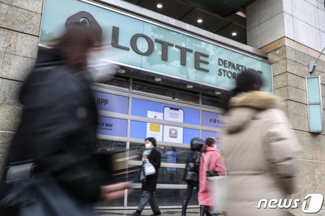 7일 오후 임시 휴점에 들어간 서울 중구 롯데백화점 본점 모습. 롯데백화점 본점이 신종 코로나바이러스 감염증 확진자 방문 여파로 이날 오후 2시부터 임시 휴점 후 전체 방역 작업에 들어갔다. © News1