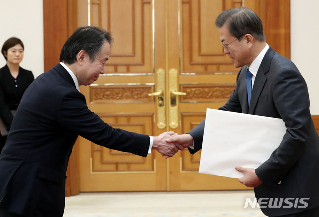 문재인 대통령이 7일 오전 청와대 본관에서 열린 신임 주한대사 신임장 제정식에 참석해 일본 도미타 코지(富田浩司) 대사로부터 신임장을 받고 있다. 사진=뉴시스